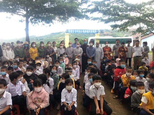 Tặng quà cho các em học sinh