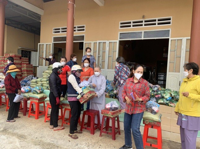 San sẻ yêu thương với bà con nghèo