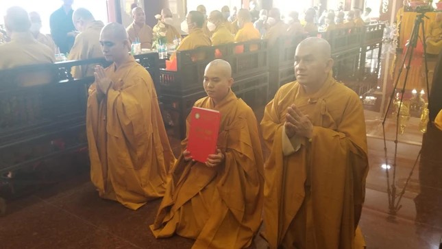 Đại đức Thích Bửu Lợi nhận quyết định bổ nhiệm trụ trì tổ đình Linh Sơn