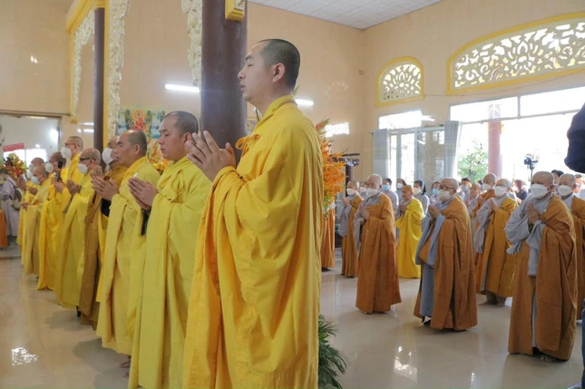 Chư Tăng Ni tụng thời kinh A Di Đà cầu nguyện