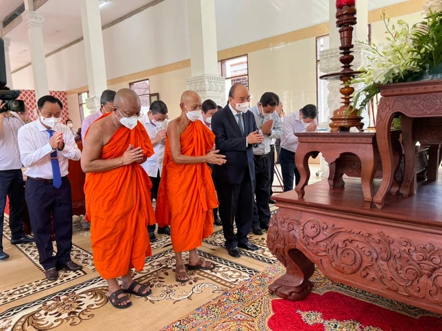 Chủ tịch nước cùng các thành viên của phái đoàn đảnh lễ Tam bảo