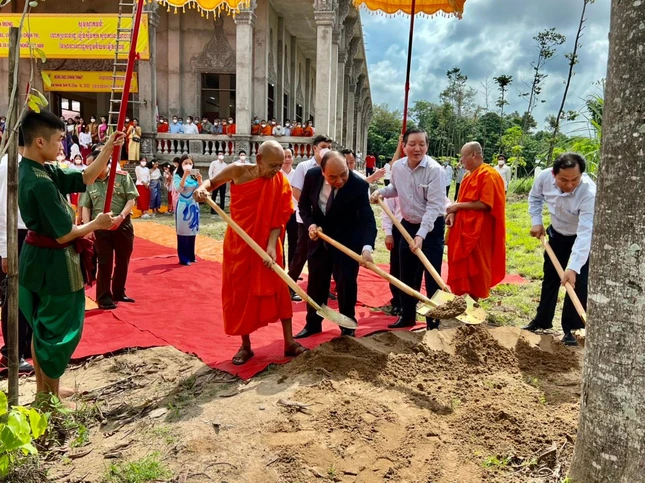 Chủ tịch nước trồng cây lưu niệm trong khuôn viên học viện