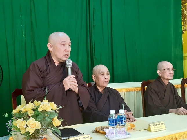 Thượng tọa Thích Chơn Trí, Phó ban Trị sự kiêm Trưởng ban Kinh tế - Tài chánh Phật giáo tỉnh phát biểu tại phiên họp