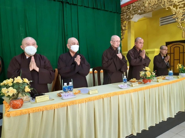 Niệm Phật cầu gia hộ trước khi tiến hành phiên họp