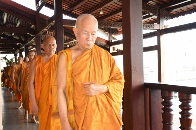 Thiền hành tại tịnh xá Ngọc Châu