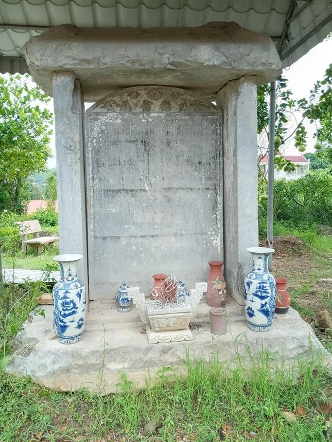 Bia đá di tích chùa Tĩnh Lữ Bia đá di tích chùa Tĩnh Lữ