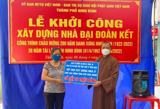 Đại diện Ban Trị sự Phật giáo TP.Ninh Bình trao bảng tượng trưng hỗ trợ số tiền 50 triệu đồng đến gia đình anh Bùi Văn Ninh - Ảnh: Tục Đăng
