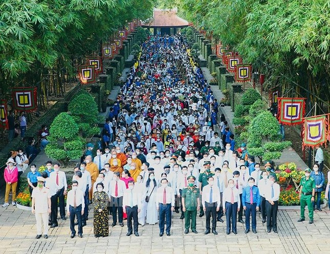 Lãnh đạo TP.HCM cùng các đại biểu, người dân thành phố tham gia lễ giỗ Tổ Hùng Vương - Ảnh: MTTP