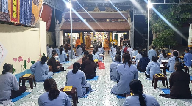 Phật tử dự lễ quy y Tam bảo tại chùa Thiên Sơn