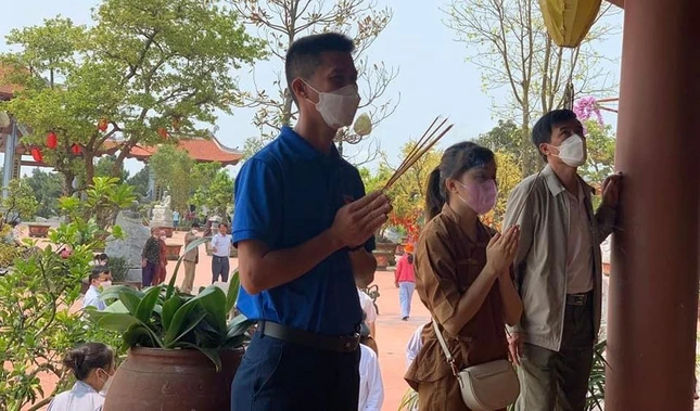 Du khách thập phương dâng hương tại điện thờ Quốc Tổ Hùng Vương (bên trái chánh điện chùa Đại Tuệ)