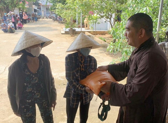 Đại đức Thích Nguyên Nguyệt tận tay trao quà đến người dân