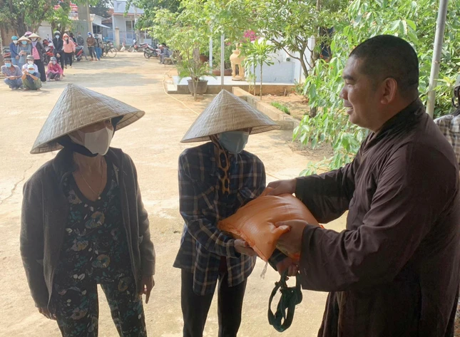 Đại đức Thích Nguyên Nguyệt tận tay trao quà đến người dân