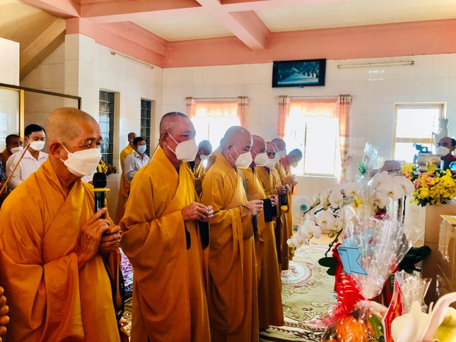 Chư tôn đức thắp hương tưởng niệm