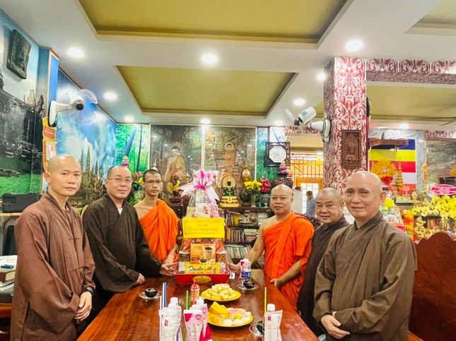 Thường trực Ban Trị sự quận Tân Bình tặng quà chúc mừng Tết Chôl Chnăm Thmây Thường trực Ban Trị sự quận Tân Bình tặng quà chúc mừng Tết Chôl Chnăm Thmây