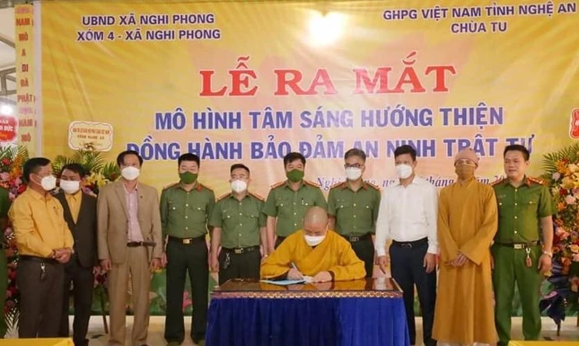 Thượng tọa Thích Thọ Lạc, trụ trì chùa Tu ký kết chương trình hoạt động với UBND xã Nghi Phong