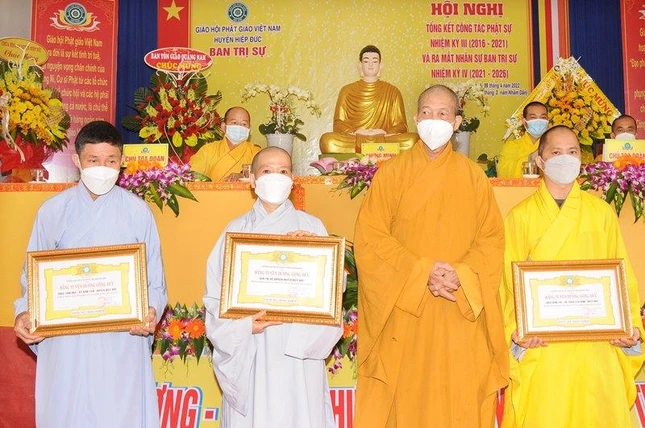 Trao tặng Bằng tuyên dương công đức Trao tặng Bằng tuyên dương công đức