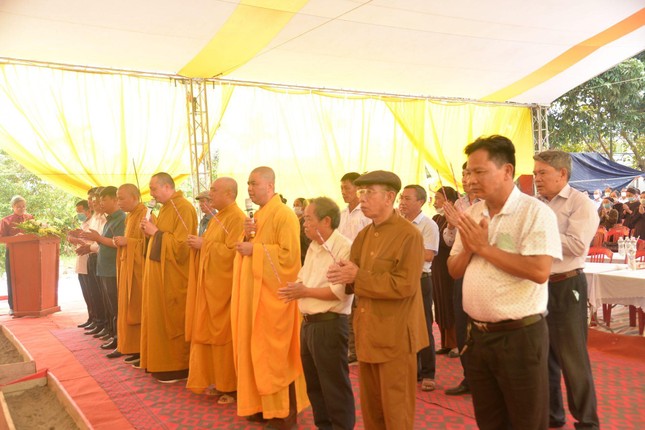 Dâng hương cầu nguyện Tam bảo gia hộ công trình xây dựng Dâng hương cầu nguyện Tam bảo gia hộ công trình xây dựng