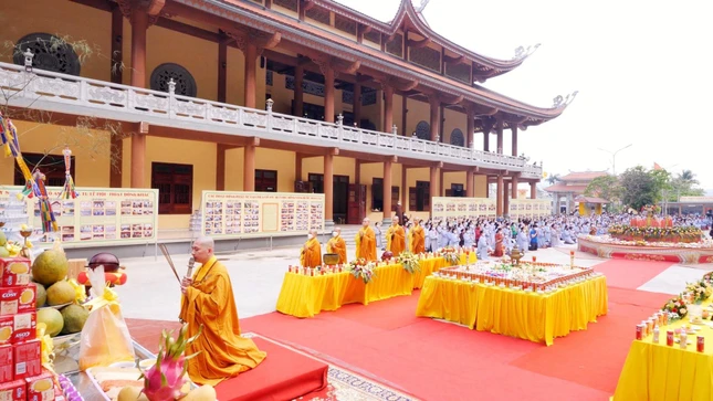 Đại đức Thích Tâm Thành niêm hương bạch Phật, chủ trì khóa lễ kỳ siêu