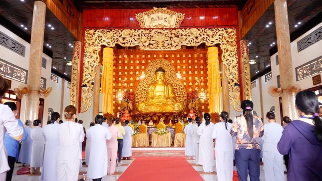 Đông đảo Phật tử tham dự buổi lễ quy y Tam bảo