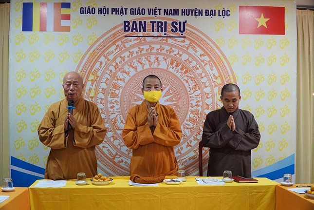 Niệm Phật cầu gia hộ trước khi tiến hành phiên họp Niệm Phật cầu gia hộ trước khi tiến hành phiên họp