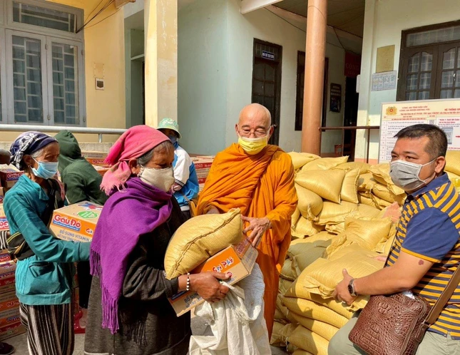 Thượng tọa Minh Lộc tận tay trao quà đến bà con Thượng tọa Minh Lộc tận tay trao quà đến bà con