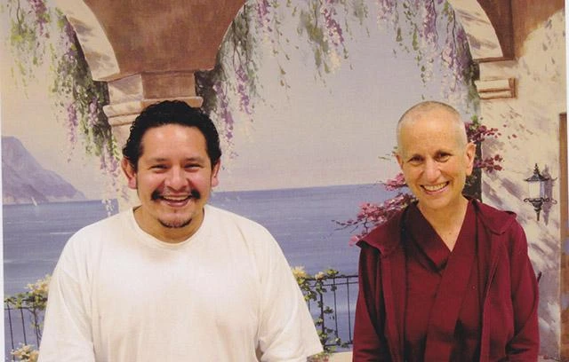 Tác giả Albert Ramos và Ni sư Thubten Chodron trong một lần gặp mặt khi Ni sư thăm và thuyết pháp tại trại giam