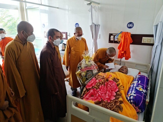Vấn an sức khỏe Trưởng lão Hòa thượng Dương Nhơn Vấn an sức khỏe Trưởng lão Hòa thượng Dương Nhơn