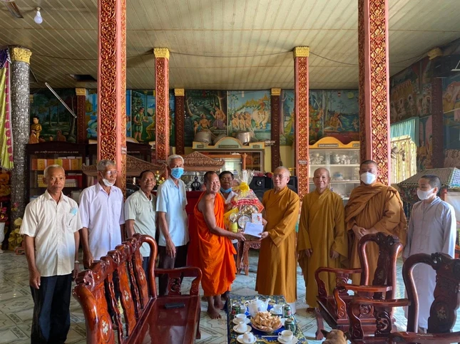 Hòa thượng Thạch Sông hoan hỷ nhận quà và đón tiếp phái đoàn