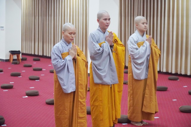 Chư Ni đến trước đại Tăng cầu giáo giới