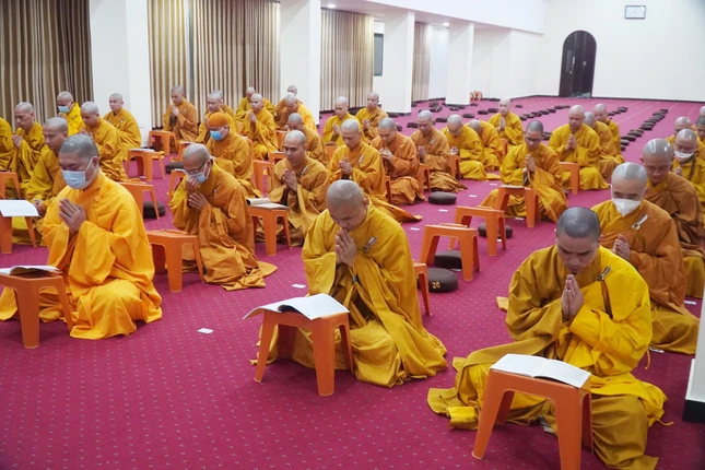 Chư Tăng ôn tụng giới luật Chư Tăng ôn tụng giới luật