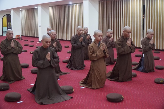 Chúng hình đồng nghe giáo giới