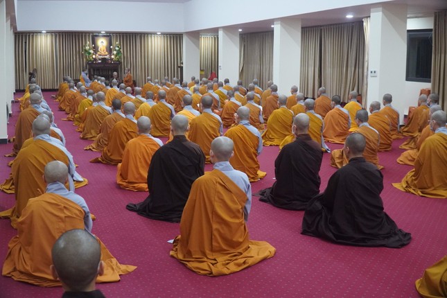 Chư Ni làm lễ bố-tát tại thiền đường 2