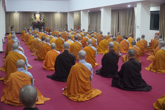 Chư Ni làm lễ bố-tát tại thiền đường 2 Chư Ni làm lễ bố-tát tại thiền đường 2