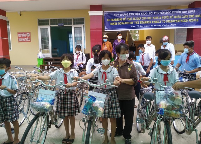 Hỗ trợ xe đạp cho các em học sinh