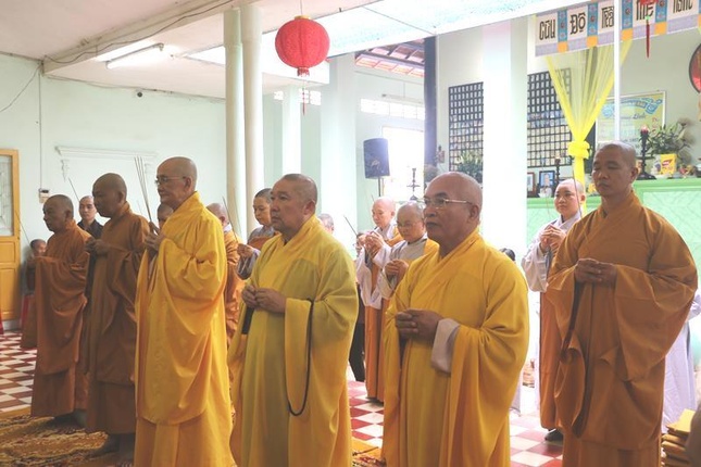 Chư Tăng, Ni thắp hương tưởng niệm