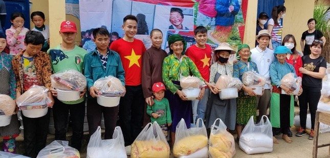 Sư cô Thích Đàm Ngoan và các nhóm thiện nguyện trao quà đến bà con nghèo