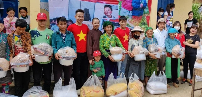 Sư cô Thích Đàm Ngoan và các nhóm thiện nguyện trao quà đến bà con nghèo