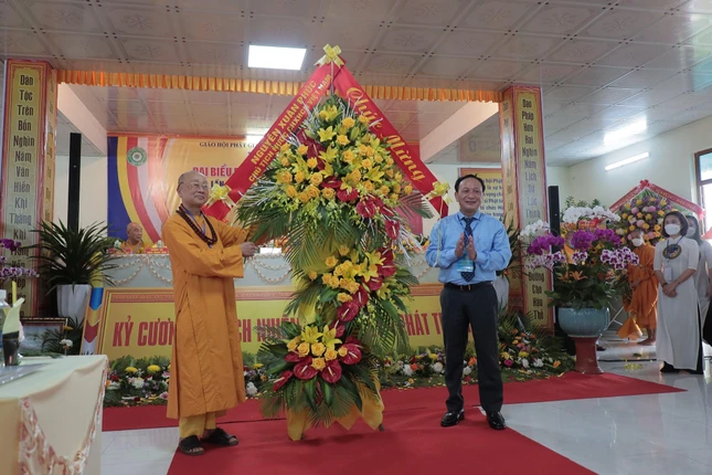 Chủ tịch nước Nguyễn Xuân Phúc gửi hoa chúc mừng đại hội Chủ tịch nước Nguyễn Xuân Phúc gửi hoa chúc mừng đại hội