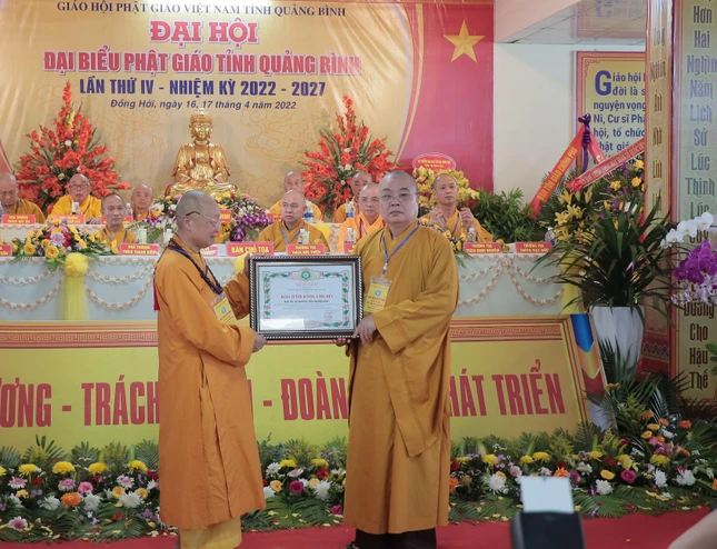 Hòa thượng Thích Thanh Nhiễu trao Bằng tuyên dương công đức đến tập thể Ban Trị sự Phật giáo tỉnh Quảng Bình Hòa thượng Thích Thanh Nhiễu trao Bằng tuyên dương công đức đến tập thể Ban Trị sự Phật giáo tỉnh Quảng Bình