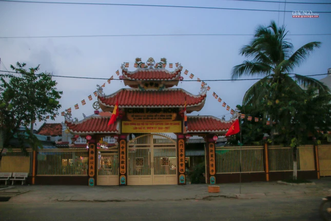 Các chùa treo biểu ngữ chào mừng đại hội