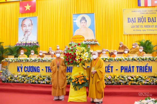 Hòa thượng Thích Thiện Pháp tặng hoa chúc mừng đại hội Hòa thượng Thích Thiện Pháp tặng hoa chúc mừng đại hội