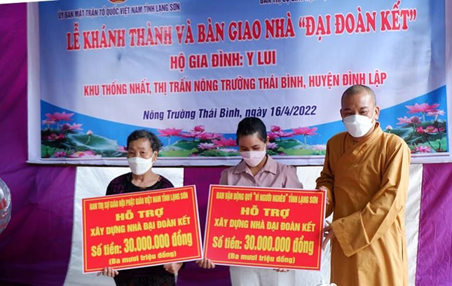 Thượng tọa Thích Quảng Truyền trao bảng tượng trưng số tiền hỗ trợ đến gia đình Thượng tọa Thích Quảng Truyền trao bảng tượng trưng số tiền hỗ trợ đến gia đình