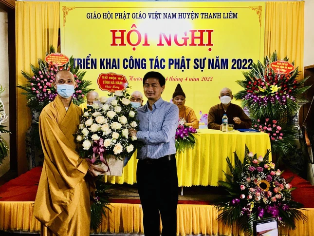 Sở Nội vụ tỉnh Hà Nam tặng hoa chúc mừng