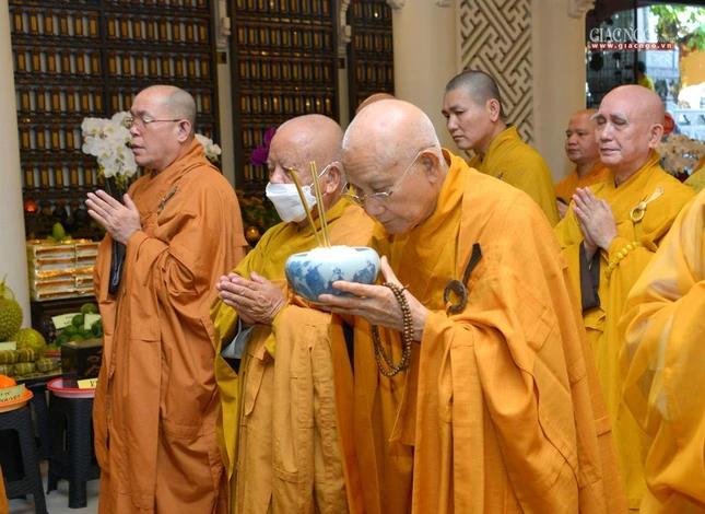 Hòa thượng Thích Minh Thông dâng phạn thực cúng dường