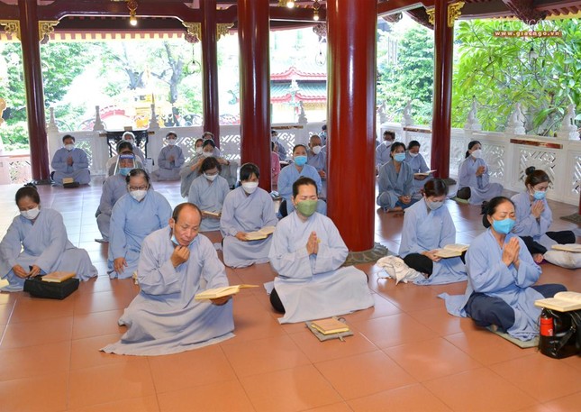 Phật tử tụng kinh và tham dự buổi lễ