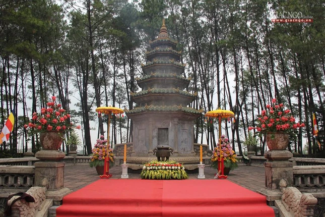 Bảo tháp Đại lão Hòa thượng Thích Đôn Hậu trong khuông viên Quốc tự Thiên Mụ