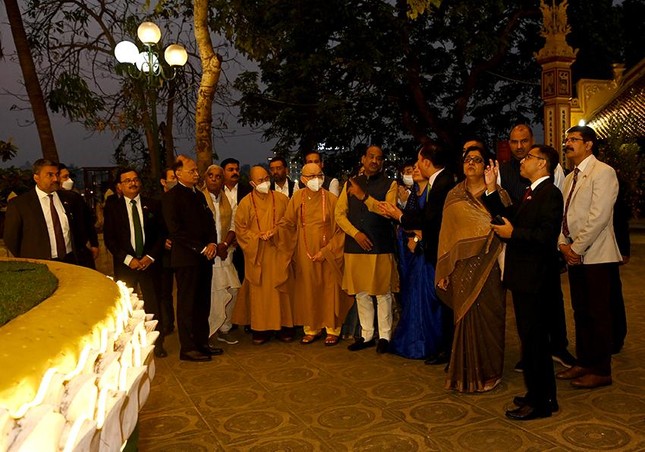 Chiêm bái cội bồ-đề tại chùa Trấn Quốc