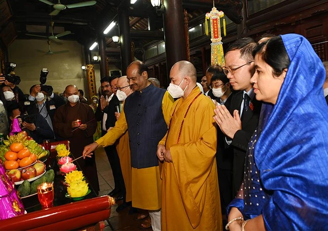 Phái đoàn dâng hương lễ Phật