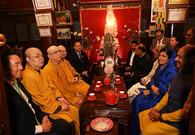 Quang cảnh buổi tiếp đón đoàn đại biểu Hạ nghị viện Ấn Độ tại chùa Trấn Quốc