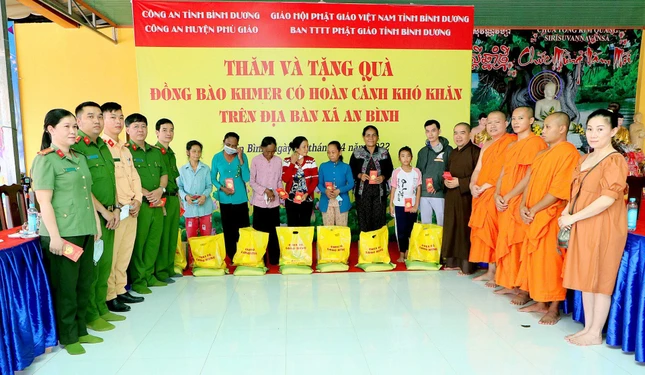 Phái đoàn trao quà đến bà con dân tộc Khmer có hoàn cảnh khó khăn